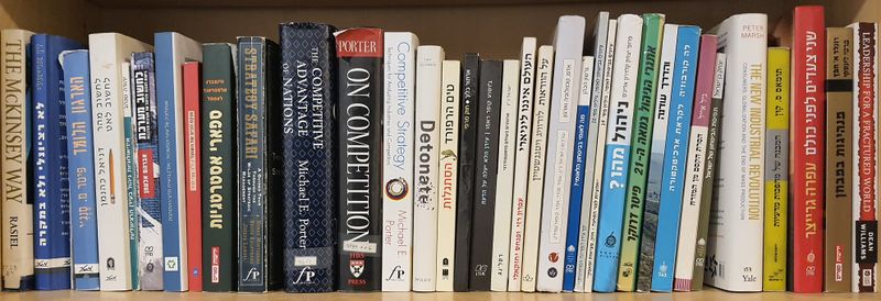 קובץ:מדף ספרים.jpg