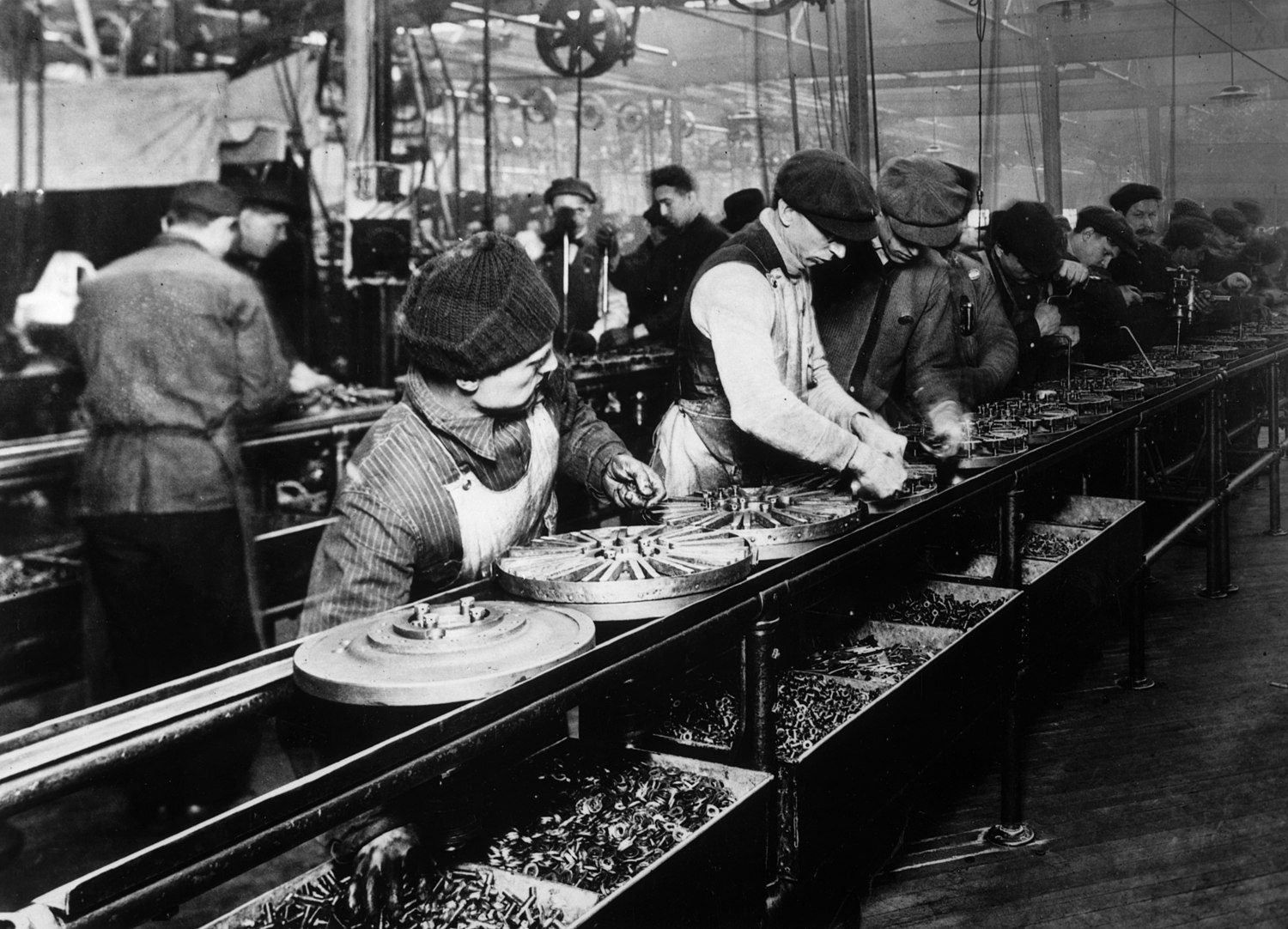 Ford assembly line - 1913.jpg