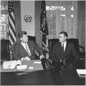 הנשיא קנדי ושר ההגנה מקנמארה